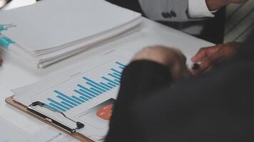 företag team samarbete diskuterar arbetssätt analyserar med finansiell data och marknadsföring tillväxt Rapportera Graf i team, presentation och brainstorming till strategi planera framställning vinst av företag. video