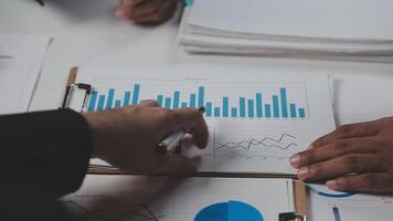 collaboration de l'équipe d'affaires discutant du travail d'analyse avec les données financières et le graphique du rapport de croissance marketing en équipe, présentation et remue-méninges pour la planification stratégique faisant profit de l'entreprise. video