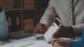 företag team samarbete diskuterar arbetssätt analyserar med finansiell data och marknadsföring tillväxt Rapportera Graf i team, presentation och brainstorming till strategi planera framställning vinst av företag. video