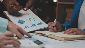 colaboração da equipe de negócios discutindo o trabalho analisando com dados financeiros e gráfico de relatório de crescimento de marketing em equipe, apresentação e brainstorming para planejamento estratégico, lucrando com a empresa. video