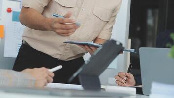 företag team samarbete diskuterar arbetssätt analyserar med finansiell data och marknadsföring tillväxt Rapportera Graf i team, presentation och brainstorming till strategi planera framställning vinst av företag. video