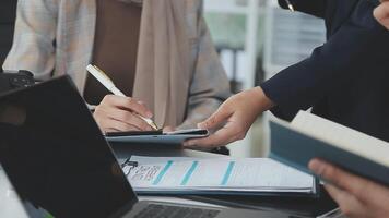 företag team samarbete diskuterar arbetssätt analyserar med finansiell data och marknadsföring tillväxt Rapportera Graf i team, presentation och brainstorming till strategi planera framställning vinst av företag. video