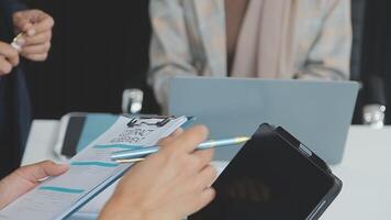 företag team samarbete diskuterar arbetssätt analyserar med finansiell data och marknadsföring tillväxt Rapportera Graf i team, presentation och brainstorming till strategi planera framställning vinst av företag. video