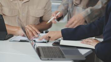 collaboration de l'équipe d'affaires discutant du travail d'analyse avec les données financières et le graphique du rapport de croissance marketing en équipe, présentation et remue-méninges pour la planification stratégique faisant profit de l'entreprise. video