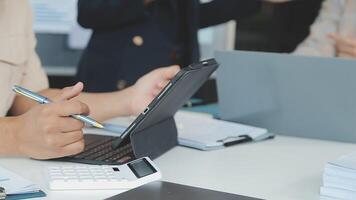 företag team samarbete diskuterar arbetssätt analyserar med finansiell data och marknadsföring tillväxt Rapportera Graf i team, presentation och brainstorming till strategi planera framställning vinst av företag. video