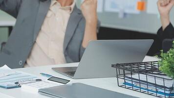 attività commerciale squadra collaborazione discutere Lavorando analizzando con finanziario dati e marketing crescita rapporto grafico nel squadra, presentazione e di brainstorming per strategia pianificazione fabbricazione profitto di azienda. video