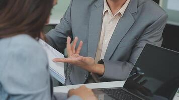 colaboración del equipo de negocios discutiendo el análisis de trabajo con datos financieros y gráficos de informes de crecimiento de marketing en equipo, presentación y lluvia de ideas para la planificación estratégica obteniendo ganancias de la empresa. video