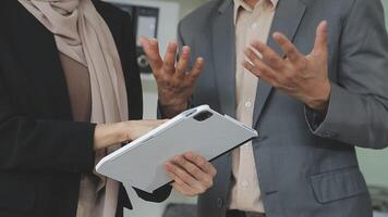 attività commerciale squadra collaborazione discutere Lavorando analizzando con finanziario dati e marketing crescita rapporto grafico nel squadra, presentazione e di brainstorming per strategia pianificazione fabbricazione profitto di azienda. video