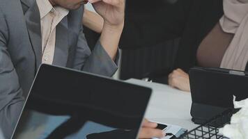 attività commerciale squadra collaborazione discutere Lavorando analizzando con finanziario dati e marketing crescita rapporto grafico nel squadra, presentazione e di brainstorming per strategia pianificazione fabbricazione profitto di azienda. video