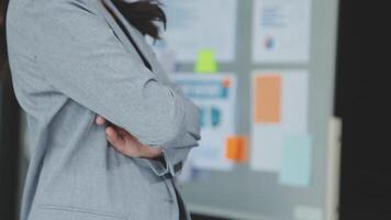 företag team samarbete diskuterar arbetssätt analyserar med finansiell data och marknadsföring tillväxt Rapportera Graf i team, presentation och brainstorming till strategi planera framställning vinst av företag. video