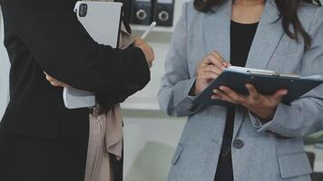 attività commerciale squadra collaborazione discutere Lavorando analizzando con finanziario dati e marketing crescita rapporto grafico nel squadra, presentazione e di brainstorming per strategia pianificazione fabbricazione profitto di azienda. video