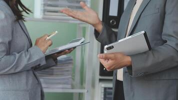 attività commerciale squadra collaborazione discutere Lavorando analizzando con finanziario dati e marketing crescita rapporto grafico nel squadra, presentazione e di brainstorming per strategia pianificazione fabbricazione profitto di azienda. video