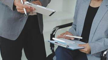 attività commerciale squadra collaborazione discutere Lavorando analizzando con finanziario dati e marketing crescita rapporto grafico nel squadra, presentazione e di brainstorming per strategia pianificazione fabbricazione profitto di azienda. video