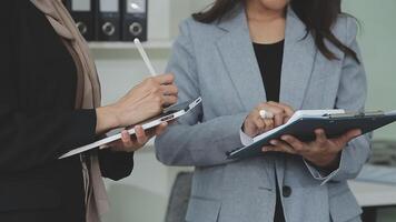 attività commerciale squadra collaborazione discutere Lavorando analizzando con finanziario dati e marketing crescita rapporto grafico nel squadra, presentazione e di brainstorming per strategia pianificazione fabbricazione profitto di azienda. video