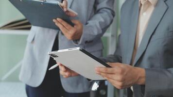 attività commerciale squadra collaborazione discutere Lavorando analizzando con finanziario dati e marketing crescita rapporto grafico nel squadra, presentazione e di brainstorming per strategia pianificazione fabbricazione profitto di azienda. video