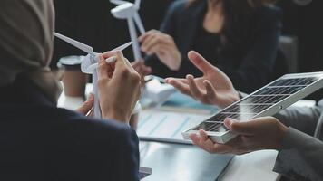 Gruppe von Geschäft Menschen Planung und diskutieren auf recyceln reduzieren Wiederverwendung Politik Symbol im Büro Treffen Zimmer. Grün Geschäft Unternehmen mit umweltfreundlich Abfall Verwaltung Verordnung Konzept.Wegweisend video