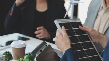 Gruppe von Geschäft Menschen Planung und diskutieren auf recyceln reduzieren Wiederverwendung Politik Symbol im Büro Treffen Zimmer. Grün Geschäft Unternehmen mit umweltfreundlich Abfall Verwaltung Verordnung Konzept.Wegweisend video