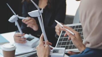 Gruppe von Geschäft Menschen Planung und diskutieren auf recyceln reduzieren Wiederverwendung Politik Symbol im Büro Treffen Zimmer. Grün Geschäft Unternehmen mit umweltfreundlich Abfall Verwaltung Verordnung Konzept.Wegweisend video