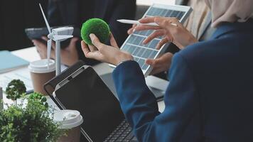 groep van bedrijf mensen planning en bespreken Aan recycle verminderen hergebruik het beleid symbool in kantoor vergadering kamer. groen bedrijf bedrijf met milieuvriendelijk verspilling beheer regulatie concept.baanbrekend video