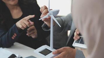 Gruppe von Geschäft Menschen Planung und diskutieren auf recyceln reduzieren Wiederverwendung Politik Symbol im Büro Treffen Zimmer. Grün Geschäft Unternehmen mit umweltfreundlich Abfall Verwaltung Verordnung Konzept.Wegweisend video