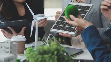 groep van bedrijf mensen planning en bespreken Aan recycle verminderen hergebruik het beleid symbool in kantoor vergadering kamer. groen bedrijf bedrijf met milieuvriendelijk verspilling beheer regulatie concept.baanbrekend video