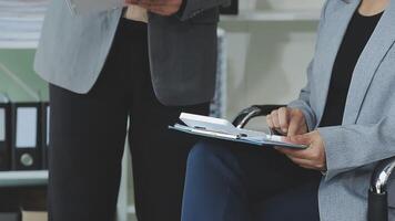 attività commerciale squadra collaborazione discutere Lavorando analizzando con finanziario dati e marketing crescita rapporto grafico nel squadra, presentazione e di brainstorming per strategia pianificazione fabbricazione profitto di azienda. video