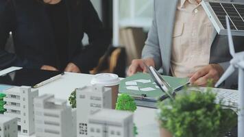 groep van bedrijf mensen planning en bespreken Aan recycle verminderen hergebruik het beleid symbool in kantoor vergadering kamer. groen bedrijf bedrijf met milieuvriendelijk verspilling beheer regulatie concept.baanbrekend video