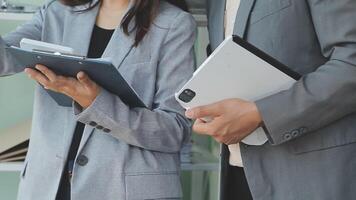 attività commerciale squadra collaborazione discutere Lavorando analizzando con finanziario dati e marketing crescita rapporto grafico nel squadra, presentazione e di brainstorming per strategia pianificazione fabbricazione profitto di azienda. video