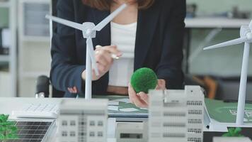 grupo de negocio personas planificación y que se discute en reciclar reducir reutilizar política símbolo en oficina reunión habitación. verde negocio empresa con Respetuoso del medio ambiente residuos administración regulación concepto.pionero video