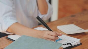 femme d'affaires asiatique utilisant un ordinateur portable et travaillant au bureau avec un document de calculatrice sur le bureau, faisant la planification en analysant le rapport financier, l'investissement dans le plan d'affaires, le concept d'analyse financière. video