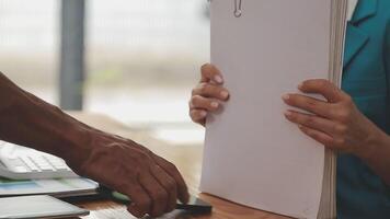 femme d'affaires asiatique utilisant un ordinateur portable et travaillant au bureau avec un document de calculatrice sur le bureau, faisant la planification en analysant le rapport financier, l'investissement dans le plan d'affaires, le concept d'analyse financière. video