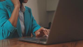 femme d'affaires asiatique utilisant un ordinateur portable et travaillant au bureau avec un document de calculatrice sur le bureau, faisant la planification en analysant le rapport financier, l'investissement dans le plan d'affaires, le concept d'analyse financière. video