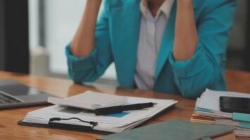 femme d'affaires asiatique utilisant un ordinateur portable et travaillant au bureau avec un document de calculatrice sur le bureau, faisant la planification en analysant le rapport financier, l'investissement dans le plan d'affaires, le concept d'analyse financière. video