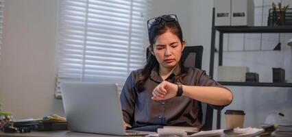 Puzzled confused asian woman thinking hard concerned about online problem solution looking at laptop screen, worried serious asian businesswoman focused on solving difficult work computer task photo