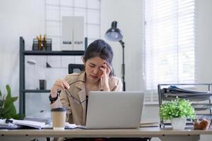 Puzzled confused asian woman thinking hard concerned about online problem solution looking at laptop screen, worried serious asian businesswoman focused on solving difficult work computer task photo