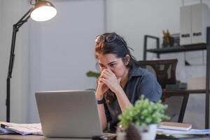 Puzzled confused asian woman thinking hard concerned about online problem solution looking at laptop screen, worried serious asian businesswoman focused on solving difficult work computer task photo