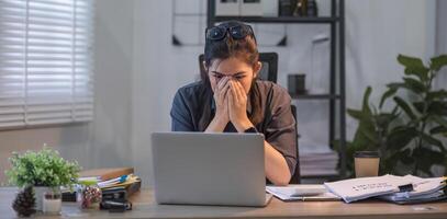 Puzzled confused asian woman thinking hard concerned about online problem solution looking at laptop screen, worried serious asian businesswoman focused on solving difficult work computer task photo