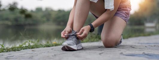 joven mujer hacer ejercicio en el parque preparar para salud cuidado foto