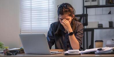 Puzzled confused asian woman thinking hard concerned about online problem solution looking at laptop screen, worried serious asian businesswoman focused on solving difficult work computer task photo