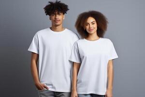 ai generado joven africano americano Pareja en blanco camiseta en gris antecedentes para Bosquejo foto