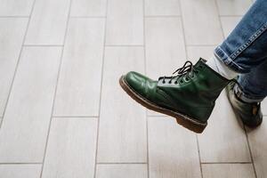 elegante verde Zapatos en un del hombre pie. clásico Zapatos para tipo. casual estilo en ropa. foto