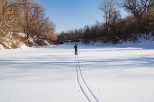 esquí correr en nieve, esquiador carreras en blanco nieve en naturaleza. Deportes estilo de vida, al aire libre recreación en invierno en el frío estación. foto