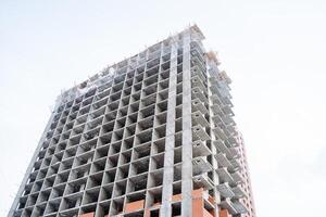 construcción de un Departamento edificio. panorámico ver de el futuro casa. claro azul cielo y edificio bloques foto