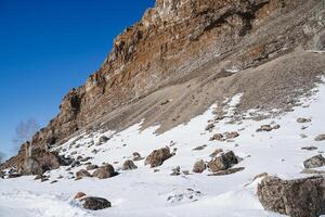 grande piedras cayó desde el parte superior de el montaña. kurum mentiras abajo el rocas invierno paisaje, Pendiente de un rocoso sección de el cresta. foto