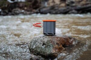 aluminio maceta con calor intercambiador, un pan con un radiador en el abajo, compacto ligero turista equipo para excursionismo en el montañas. foto