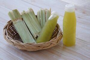 bagazo después apretando para un bebida en cesta y botellas de Fresco azúcar caña jugo. concepto, sano natural bebida hecho desde agricultura cultivo. hecho en casa bebidas, tiene medicinal y herbario foto