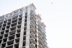 construcción de un Departamento edificio. panorámico ver de el futuro casa. claro azul cielo y edificio bloques foto