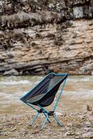 un plegable silla para un caminata es Disparo de cerca, un silla para al aire libre recreación. foto