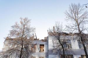 un antiguo casa en un arruinado estado soportes en contra el cielo. demolición de un antiguo edificio, escombros de paredes, tragedia en el ciudad, terremoto. foto