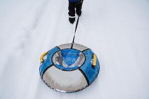 tubería vatrushka. invierno entretenimiento en el deslizar. inflable trineo en el nieve o en el agua. foto